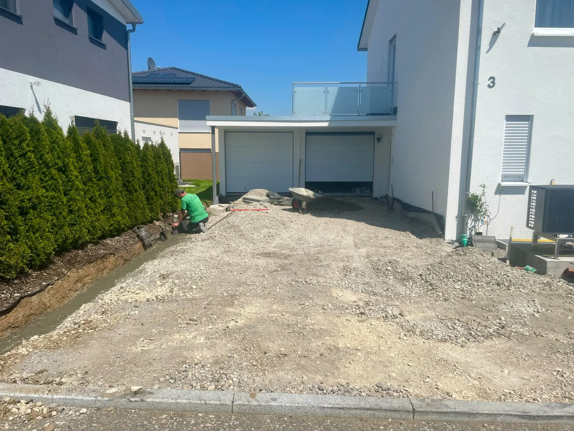 Mitarbeiter von Shukaj Gartenbau beim Setzen der Randsteine an der Zufahrt