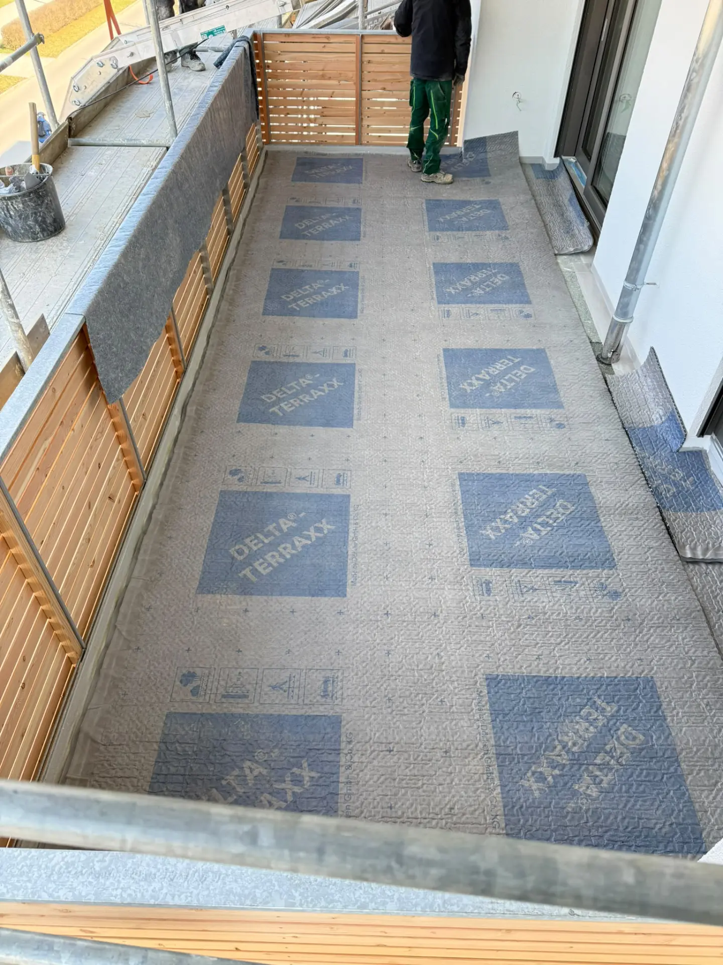 Balkon im Rohbau mit verlegter Drainage- und Schutzmatte vor dem Belagsaufbau