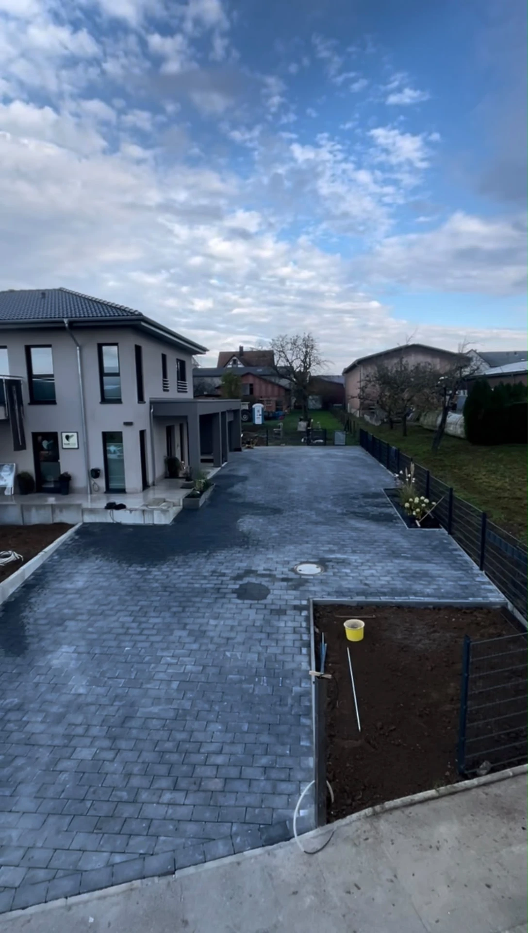 Fertig gepflasterte Hof- und Zufahrtsfläche an der modernen Villa