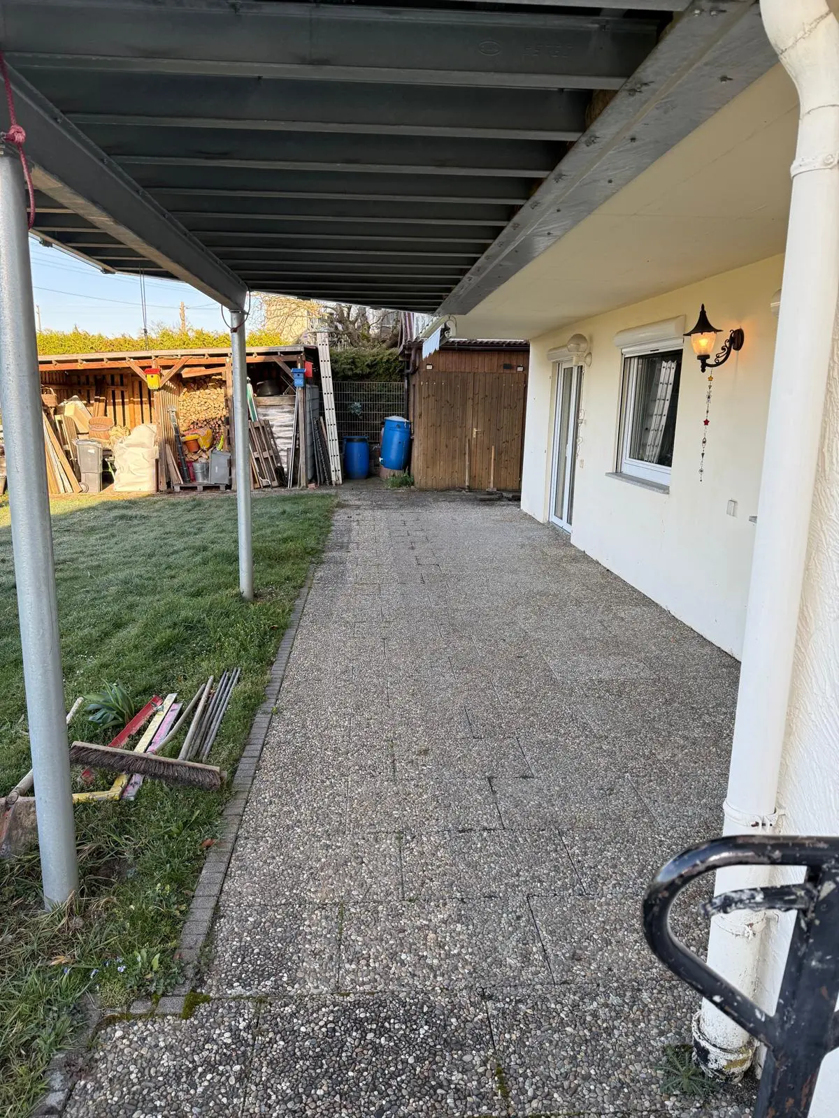 Alte, vermooste Waschbetonterrasse entlang der Hausfront vor dem Umbau
