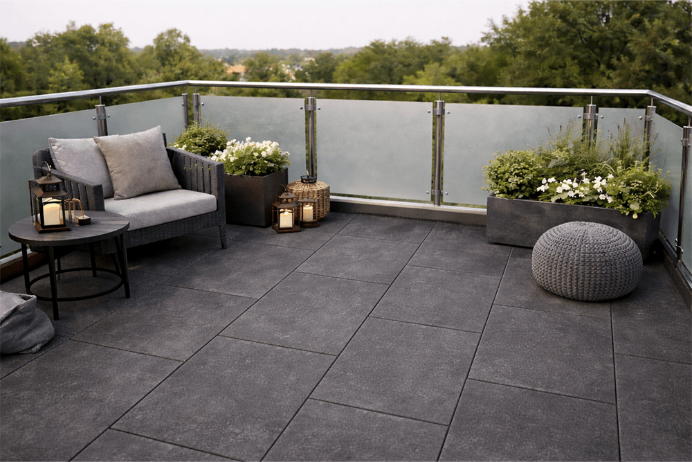 Balkon mit dunklem Betonbelag und moderner Möblierung